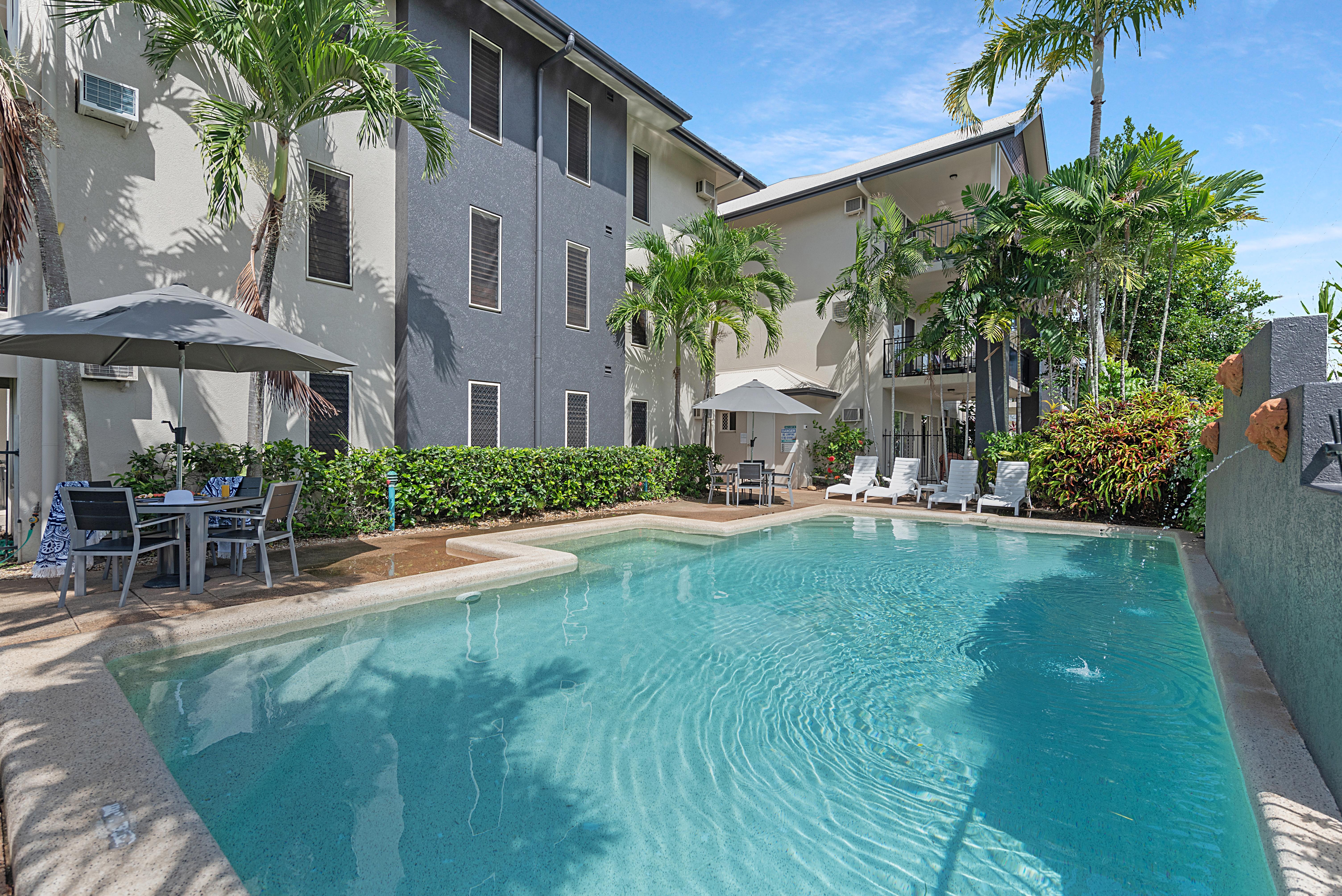 Bay Village Tropical Retreat & Apartments Cairns Esterno foto