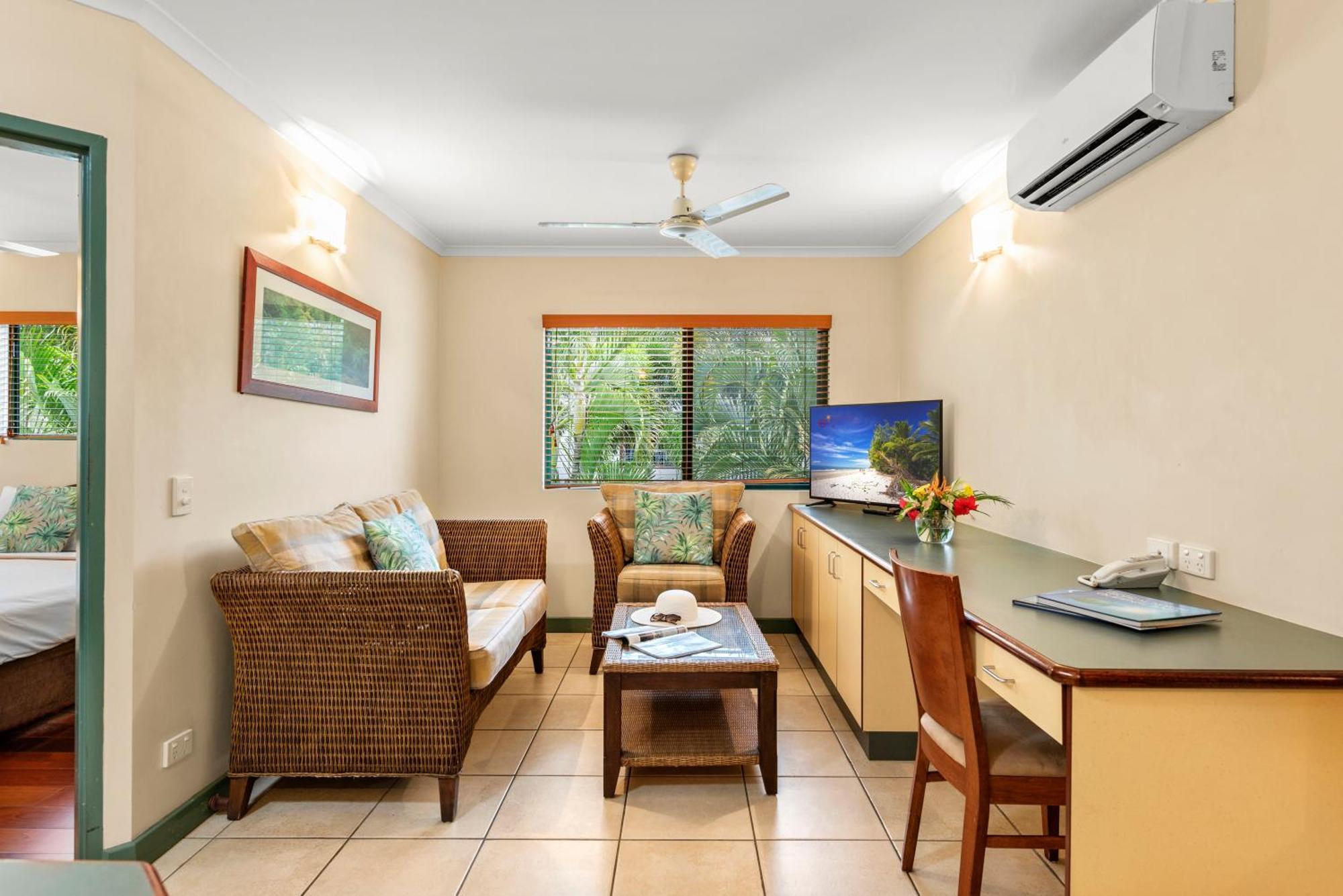 Bay Village Tropical Retreat & Apartments Cairns Esterno foto